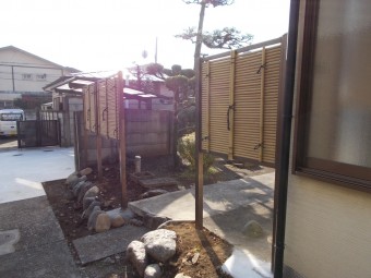 台風で壊れてしまった万年塀をフェンスにお取替え 台風で壊れてしまった万年塀をフェンスにお取替え